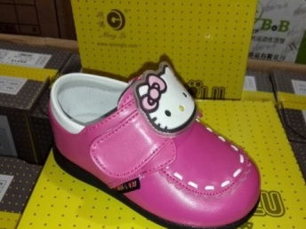 低價(jià)批發(fā)各大知名品牌尾貨童鞋 成都服裝、鞋帽、箱包及日用百貨一站式采購指南